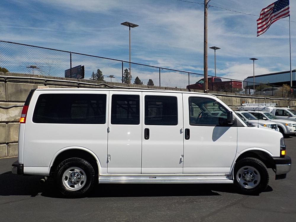 chevrolet express passenger 2017 1GAZGMFG2H1335256 image chevrolet express passenger 2017 1GAZGMFG2H1335256 image